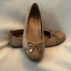 Vionic Women's Tan Ballet Flats
